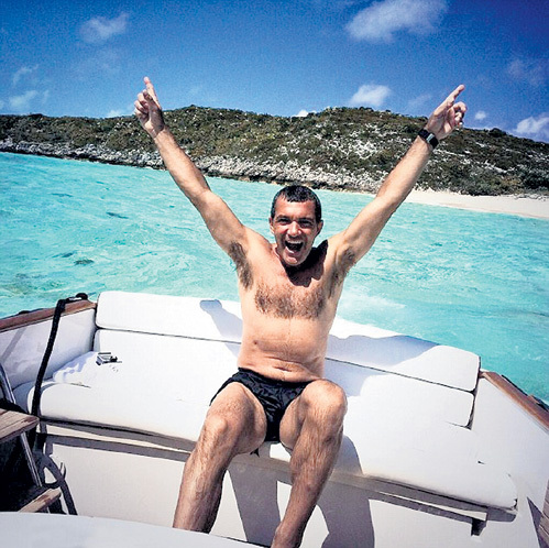 БАНДЕРАС радовался карибскому солнцу, словно какой-нибудь пацан из Мытищ