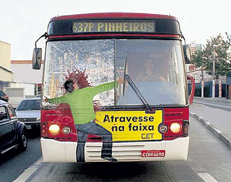 В некоторых странах, например в Португалии, предостережения пешеходам порой выглядят весьма устрашающе