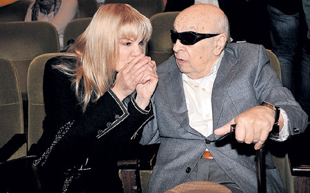 Александра ЗАХАРОВА нежно опекала Леонида БРОНЕВОГО