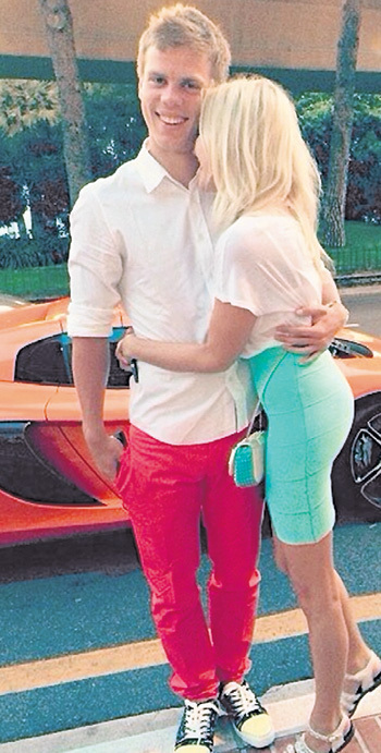 Девчонки так и липнут к аферисту КОКОРИНУ