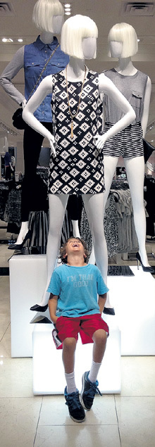 В интересе маленьких мальчиков к взрослым тётенькам ничего страшного нет. Пока он не переходит границы