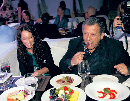 ...её экс-супруг Борис время зря не теряет