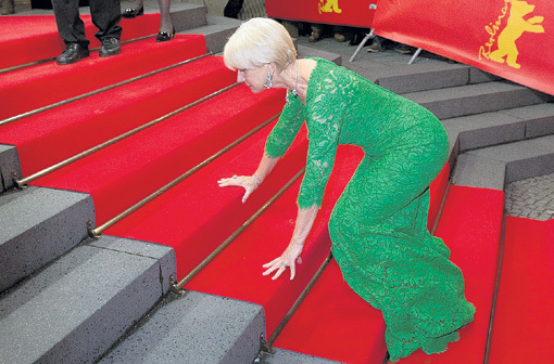 На Берлинском кинофестивале длинное платье от Dolce & Gabbana подвело кинозвезду Хелен МИРРЕН