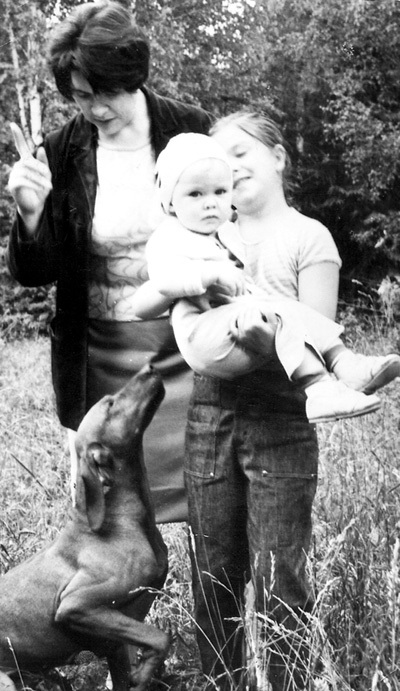Екатерина Сергеевна с дочками: Ольга на руках у Дарьи. Посёлок «Советский писатель», 1968 год