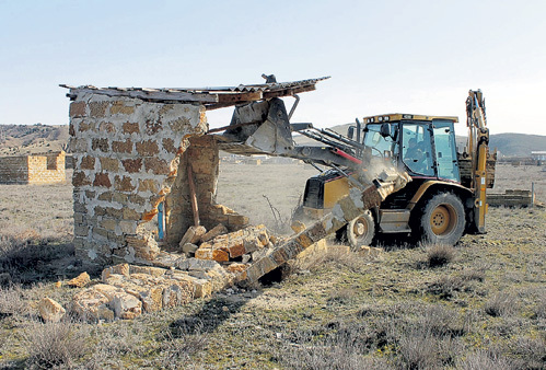 Ломать - не строить: демонтаж незаконных зданий идет быстро и без шума. Фото: 15minut.org