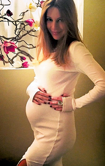 В «Инстаграме**» ПОДОЛЬСКАЯ выложила фото с заметно округлившимся животиком...