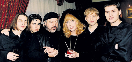 Продюсер и ПУГАЧЁВА в окружении мальчиков из «Тет-а-тет» (ЧИСТЯКОВ, ГРАЧЁВ, ТКАЧЕНКО, ПИРЦХАЛАВА). Фото: Fusionballet.ru