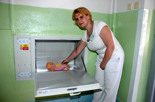 Репетиция выемки ребёнка из беби-бокса всюду проходит успешно. Но потом о ящике забывают. Или находят в нём котят