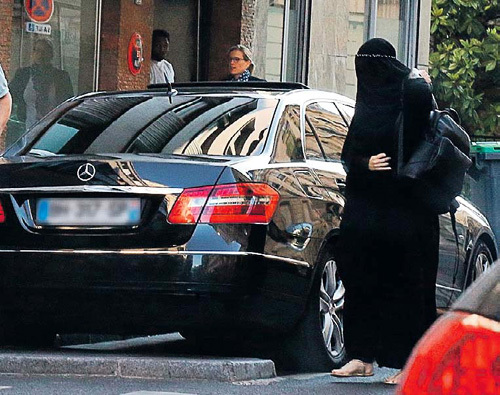 ...до самой клиники, поэтому она не смогла укрыться от папарацци даже под паранджой