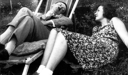 ГИТЛЕР растлил племянницу, когда ей было 17, а ему - 36...