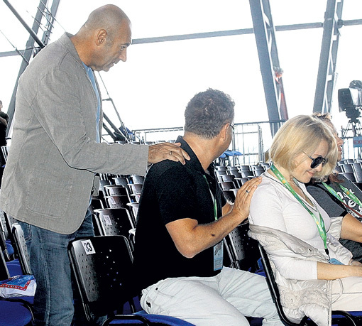 ...а Игорь Яковлевич подслушал, подкрался незаметно и умело помассировал Лёню