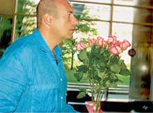 ИГОРЬ: спешит с цветами к новорожденной