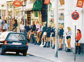 РАСПРОДАЖА: каждая третья девочка в этой очереди разговаривает на языке Бродского и Мандельштама