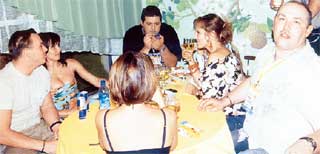 ПЬЯНЫЙ ИМБЕЦИЛ АРТУР КОВАЛЬКОВ (справа): за минуту до избиения нашего корреспондента