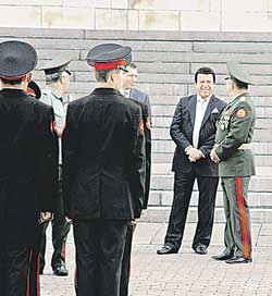 ТОРЖЕСТВЕННЫЙ МОМЕНТ: Кобзон одобрил выправку курсантов