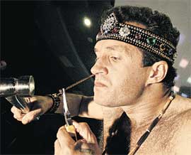 ПРЕЗАНЯТНАЯ КАРТИНА: в нос втыкает гвоздь мужчина