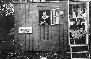 МОБИЛЬНЫЕ БОРДЕЛИ ДЛЯ ОФИЦЕРОВ: устраивались в цирковых вагонах, где работали по 5-20 жриц любви