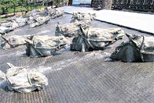 КОНИ: символизируют души погибших