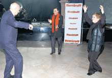 …к ним с лезгинкой присоединился Этуш…