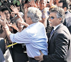 БУШ В АЛБАНИИ: через секунду часы с его руки бесследно исчезнут