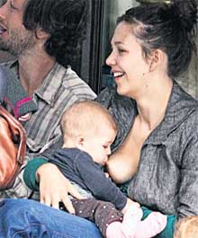 ...Мэгги исполнила материнский долг прямо в центре Нью-Йорка