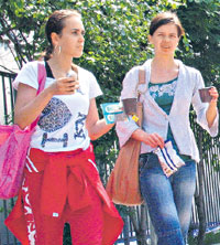 АЛИСА ГРЕБЕНЩИКОВА С НАСТАВНИЦЕЙ: слегка подзаправились кофе…