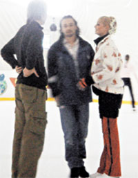 ИЛЬЯ АВЕРБУХ (В ЦЕНТРЕ): обсуждает с Настей ее балетные па вместе с тренером Ильей Исаевым