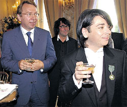 УПРАВДЕЛАМИ ПРЕЗИДЕНТА РОССИИ ВЛАДИМИР КОЖИН (СЛЕВА): так же, как и орденоносец Юдашкин (справа), обмывал французскую награду кутюрье французским шампанским