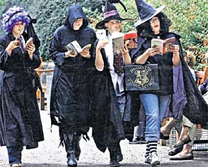 ПОКЛОННИКИ ПОТТЕРА: носят такой же прикид, как ученики Хогвартся