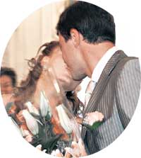 БРАЧУЮЩИЕСЯ: слились в страстном поцелуе