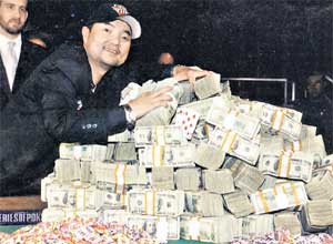 УДАЧЛИВЫЙ ЛАОСЕЦ ДЖЕРРИ ЯНГ: выиграл в Лас-Вегасе на турнире в покер $8 250 000