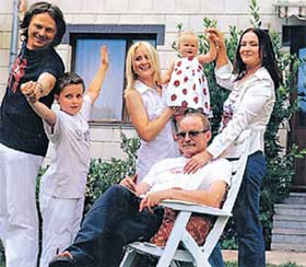 ДРУЖНАЯ СЕМЬЯ: певица с мужем Анатолием, сыном Русланом, невесткой Светланой и внуками - Толиком и Сонечкой (2000 г.)