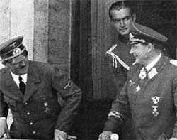 НА БАЛКОНЕ РЕЙХСКАНЦЕЛЯРИИ: Миш внимательно прислушивался к беседе вождей - Гитлера и Геринга