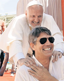 В ПАУЗЕ МЕЖДУ СЪЕМКАМИ: делал Эрику Робертсу расслабляющий массаж