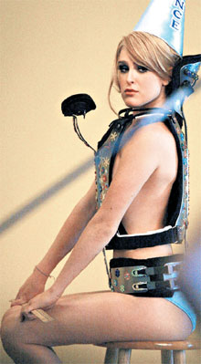 ...по отношению к дочери Румер