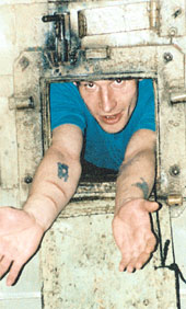 ОЧУМЕЛЫЕ РУКИ: резали себя от скуки