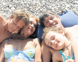 КАДР ИЗ СЕРИАЛА: экс-супруги с экранными детьми