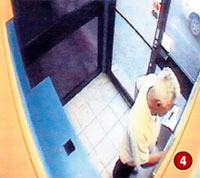 Жертва вставляет карточку в банкомат с ловушкой