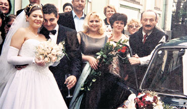 СВАДЬБА С МИХАИЛОМ ПОЛИЦЕЙМАКО 7 ИЮНЯ 2001 ГОДА: слева от Семёна Фарады - мама Ольги Любовь Николаевна, за его плечом - супруга Марина Витальевна