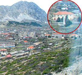 МЕСТЕЧКО БУРЕЛ: журналистам белградской газеты «Пресс» удалось сфотографировать дом, где албанские хирурги проводили бесчеловечные операции