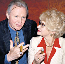 ДАМА В САМОМ СОКУ: обещала познакомить Джона со своей знаменитой дочерью