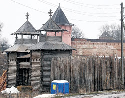 СЛОБОДА ОПРИЧНИКОВ: выстроена из настоящих брёвен, как и во времена Грозного