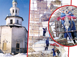 ВОДРУЖЕНИЕ КРЕСТА: рабочие светились от радости, что им выпала такая честь