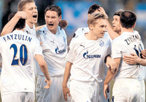 ВЕЛИКОЛЕПНАЯ КОМАНДА: Павел Погребняк (слева) и его партнёры поставили на колени чемпиона Бундеслиги (фото с сайта ФК «Зенит»)