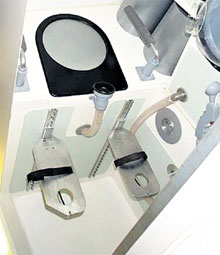 ТУАЛЕТ: в ключевой момент надо пристёгивать ступни