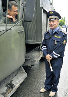 НАСТОЯЩИЙ ГАИШНИК: только белые тапочки слегка подвели