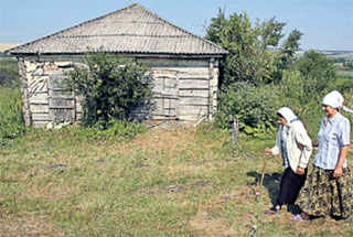 ЕЖЕДНЕВНЫЙ РИТУАЛ: Анна Колесникова с дочкой обходят заколоченные дома высланных немцев