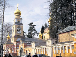 СПАСО-ПРЕОБРАЖЕНСКИЙ ХРАМ: на его купола выходят окна патриаршей библиотеки