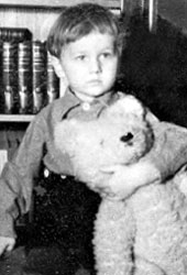 МИША С МИШКОЙ (1953 ГОД): на фоне отцовской библиотеки