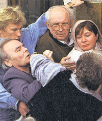 Дравшиеся за место под дверью «СБС-Агро» АЛЕКСАНДРА СМОЛЕНСКОГО и подумать не могли, что банкир сбежит за границу, а потом скажет о своих вкладчиках: «Они, наверное, идиоты»